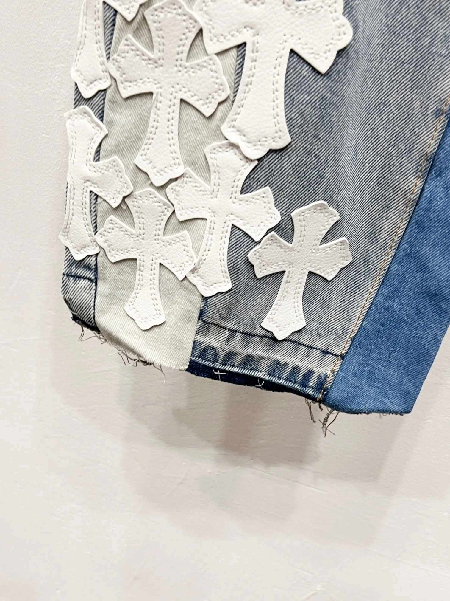 P290 Style number: (c060) GALLERY DEPT. Vintage multi-leather spliced cross loose washed flared jeans - truly restore the ultimate texture of Vintage - original hardware accessories, washed and other elevators, QR code analysis are all purchased from the original factory, high degree of restoration, welcome to compare with a certain product~ - three-dimensional version, loose and comfortable, not picky about the figure, taller and slimmer, factory Seiko, original quality control, same style for men and women, can be matched with couples, versatile recommendation, must-have jeans for all seasons Size: 28-30-32-34-36 Color: blue